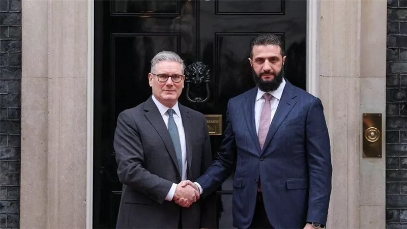 ضمن جولته الأوروبية.. أحمد الشرع يلتقي رئيس وزراء بريطانيا كير ستارمر