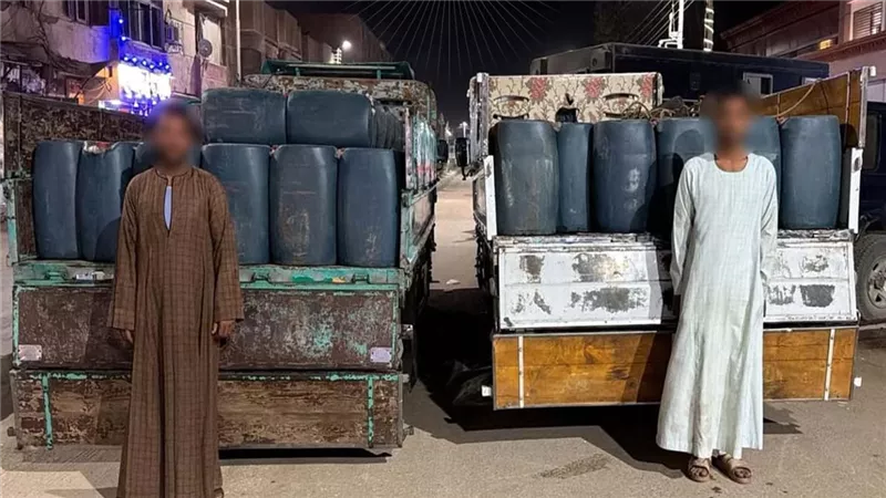 إحباط محاولة شخصين تهريب 9.5 طن مواد بترولية في أسوان