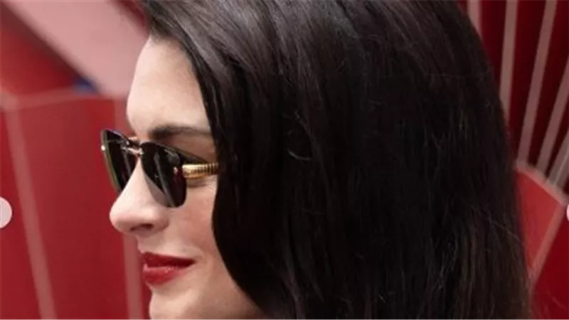 بإطلالة رائعة.. آن هاثاواي تطلق الجولة الترويجية لفيلم The Devil Wears Prada