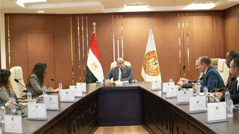 وزير العمل يبحث مد مظلة الحماية الاجتماعية لعمال شركات الدليفري