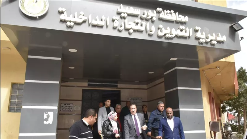 محافظ بورسعيد يتفقد خدمات التموين لذوي الاحتياجات وكبار السن بحي الزهور