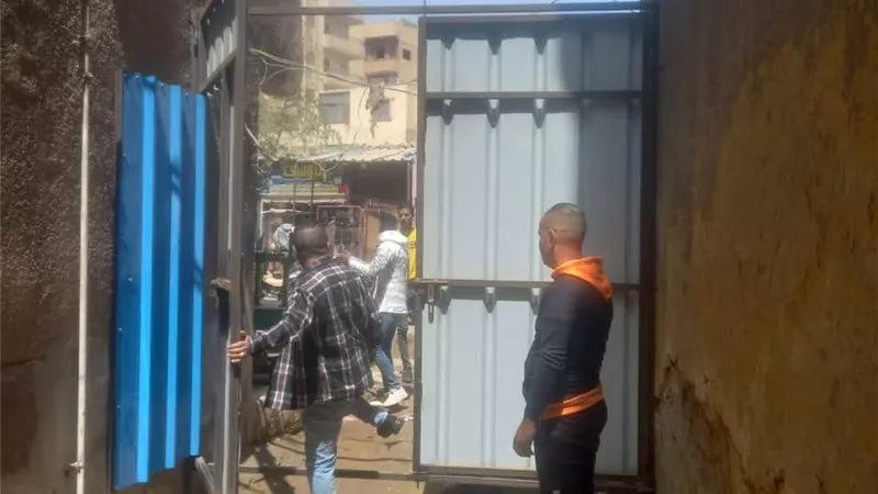 فتح حارة مغلقة بشارع الغوري بالسويس وإزالة التعديات لإعادة الانضباط المروري