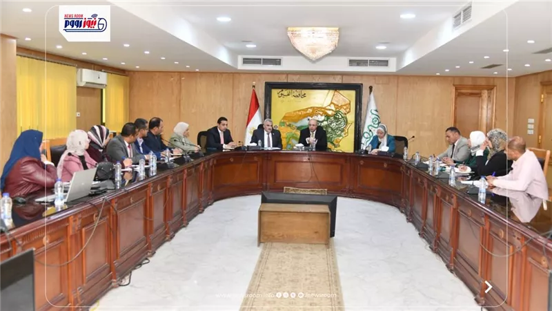 محافظ الفيوم يناقش الخطط المستقبلية لإعادة التوازن البيئي لبحيرة قارون