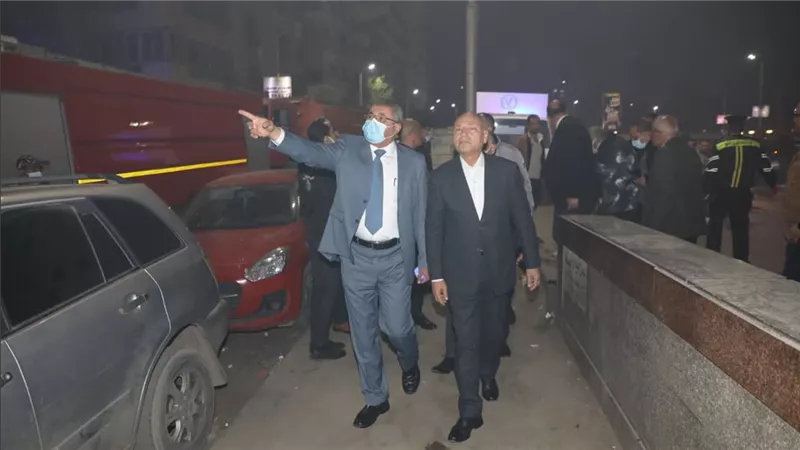 محافظ القاهرة يتفقد موقع حريق مخزن للملابس بشارع سرايا القبة بحي الزيتون