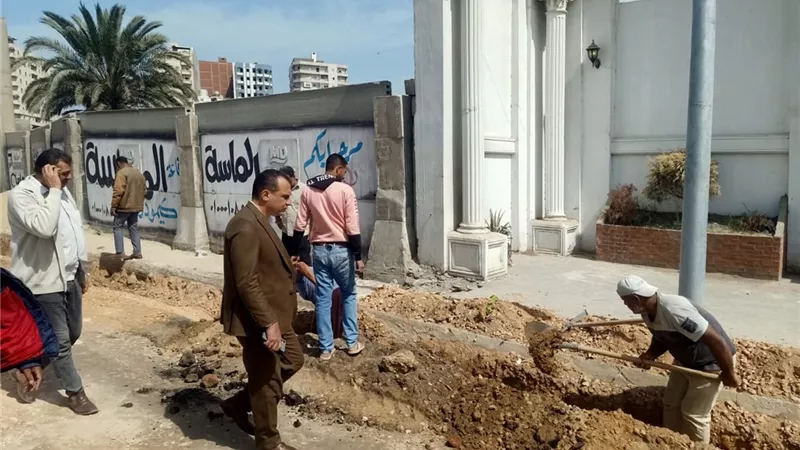 رئيس مدينة دمنهور يتابع ميدانيًا رفع مطابق وصفايات الأمطار
