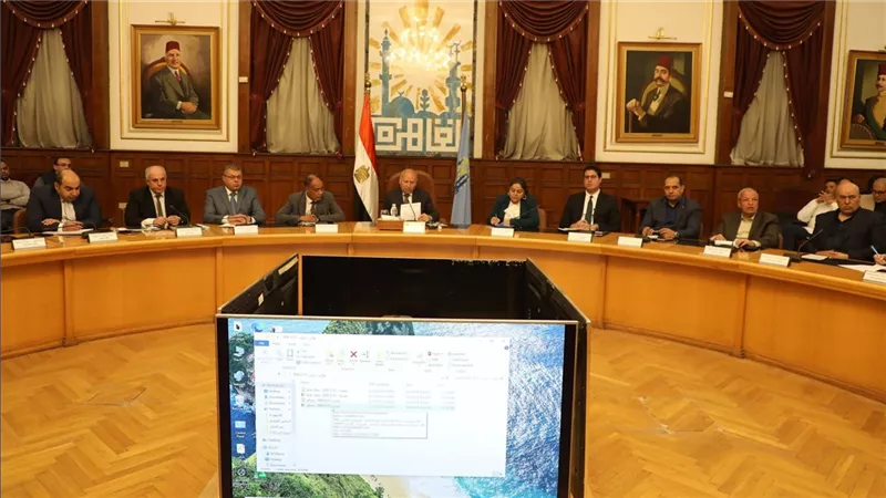 محافظ القاهرة يترأس اجتماعا لمتابعة إجراءات ترشيد استهلاك الكهرباء