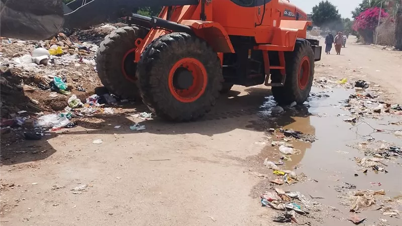حملات نظافة مكثفة بحي الجناين لرفع المخلفات وتحسين مستوى الخدمات بالسويس