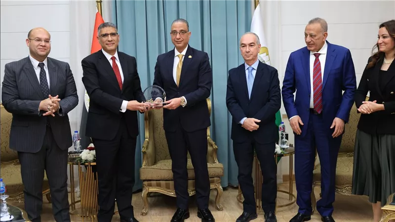 محافظ الجيزة يكرم 