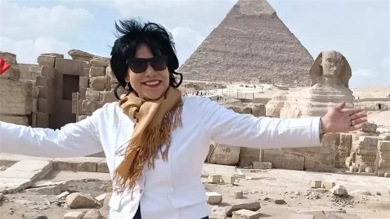 ننفرد بنشر كواليس إيقاف مرشدة سياحية عن العمل.. وأول رد على القرار   