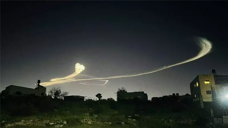 سحب مضيئة في الفجر تثير الجدل.. إليك التفسير العلمي