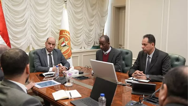 وزير العمل والجامعة البريطانية يبحثان تأهيل الشباب للسوق الإيطالي