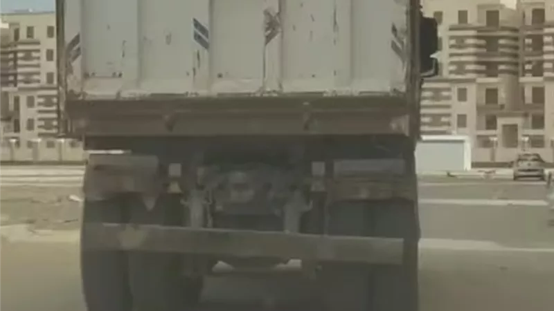 استغاثة عاجلة من سكان مدينة الدكتور أحمد زويل بالسويس بسبب سيارات النقل الثقيل
