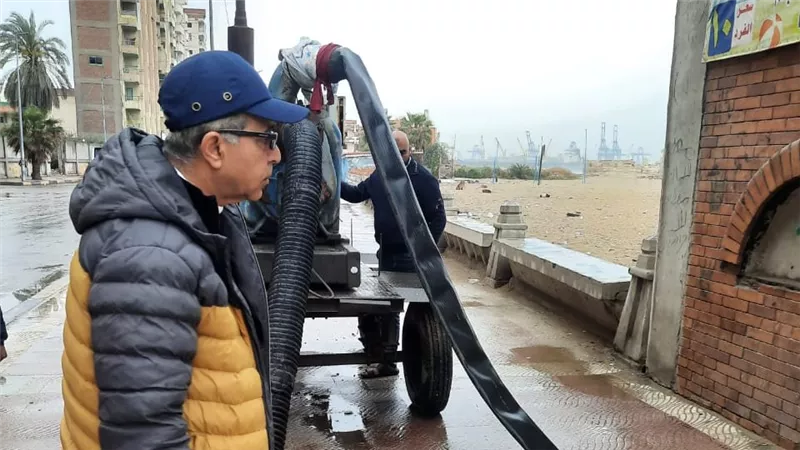 رئيس صرف الإسكندرية يتابع ميدانيًا شفط مياه الأمطار بالعجمي