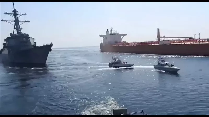 إيران تتحكم بحركة الملاحة في هرمز.. 15 سفينة تعبر خلال 24 ساعة