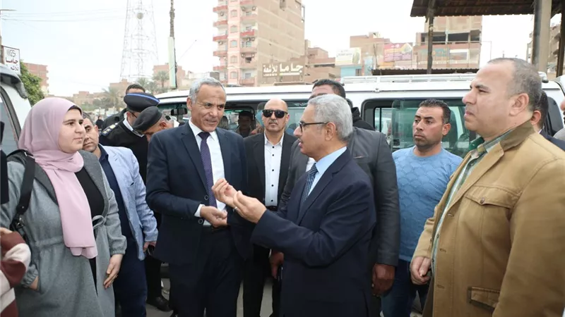 محافظ بني سويف يضبط مخالفة أجرة وخط سير بموقف الواسطى