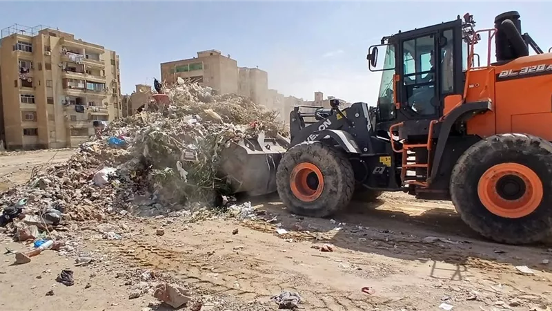 رئيس حي فيصل بالسويس يقود حملة لإزالة أكبر تجمعات الرتش بتعاونيات البحر الأحمر