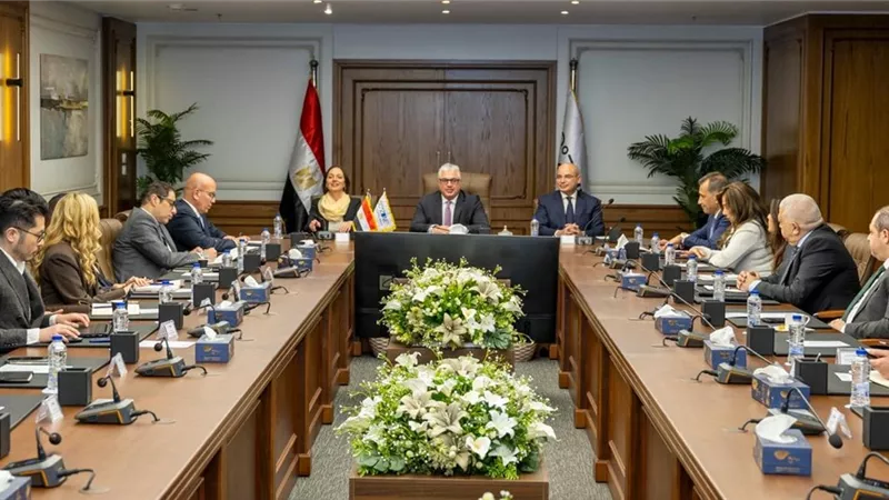 رئيس اقتصادية القناة: دعم مشروعات الطاقة النظيفة على رأس أولوياتنا