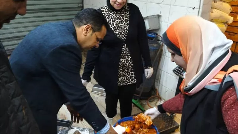 حملة تموينية مكبرة في حي فيصل بالسويس لضبط الأسواق وإغلاق المحال المخالفة
