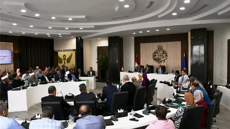 محافظ أسوان يوجه بتقديم كافة التيسيرات لإنهاء ملفات التقنين للمواطنين 