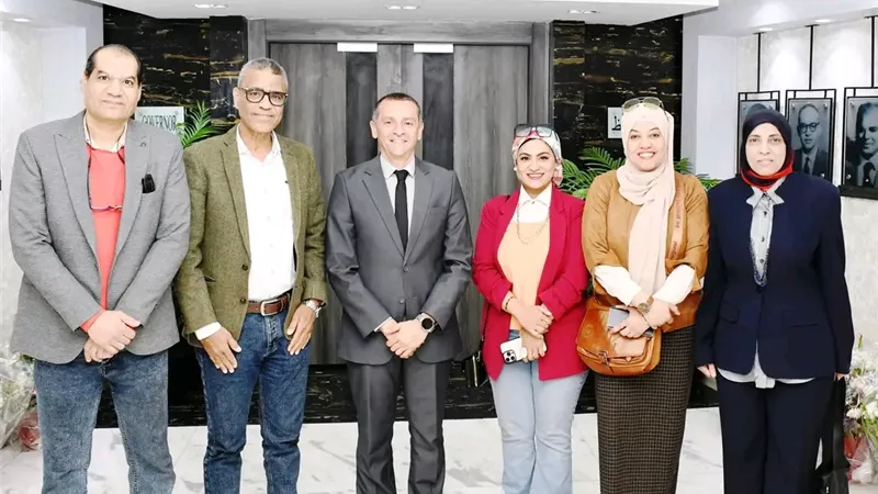 محافظ أسوان يوجه بتنفيذ جداريات فنية تعكس الهوية البصرية للتراث الأسوانى 