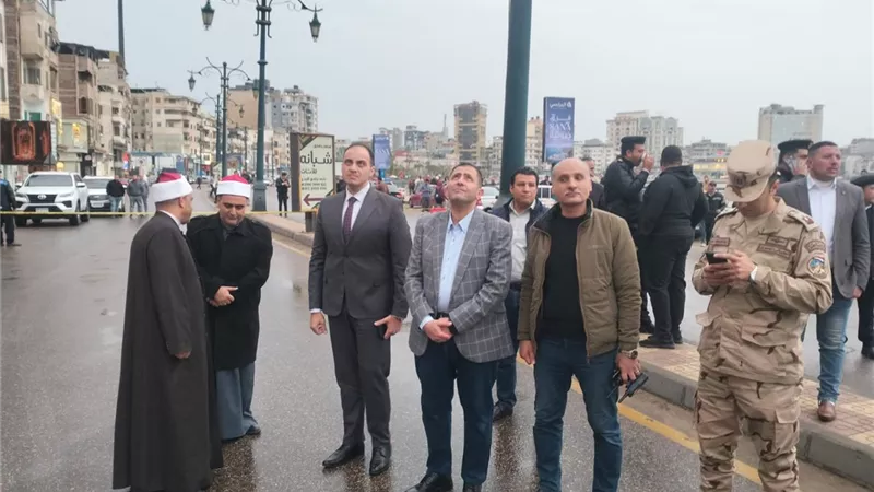 تحرك محافظ دمياط لمعاينة ميل مأذنة مسجد البحر ويوجه بازالة الهلال فورا