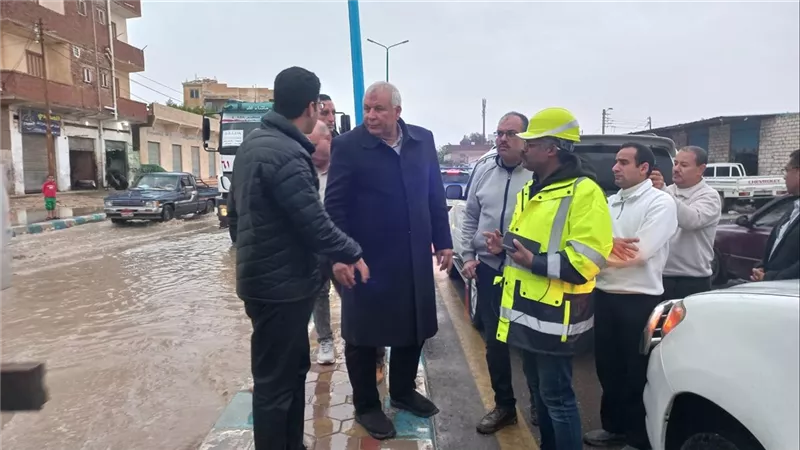 محافظ مطروح يتفقد ميدانيا جهود سحب تراكمات مياه الأمطار لتيسير حركة السيارات 