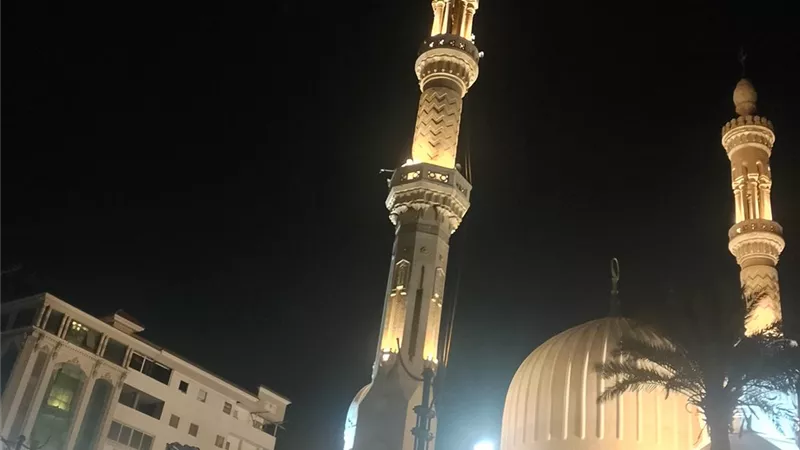 الدفع بمعدات لإزالة هلال مآذنه مسجد البحر بعد رصد ميل مفاجئ