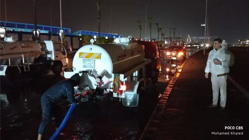 بدء أعمال كسح مياه الأمطار بشوارع حي السويس بمحافظة السويس