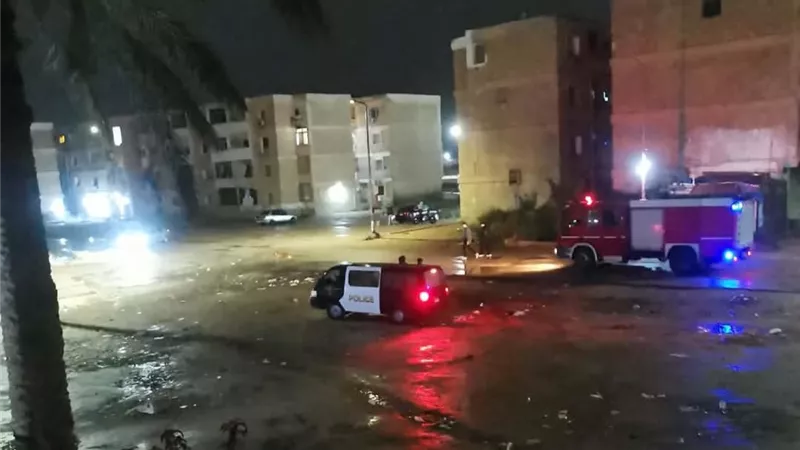 اشتعال كابل كهربائي أرضي خلف بنك مصر بحي فيصل في السويس