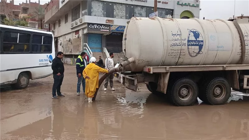 استمرار جهود رفع تجمعات مياه الأمطار بمحافظة القليوبية حتى صباح اليوم