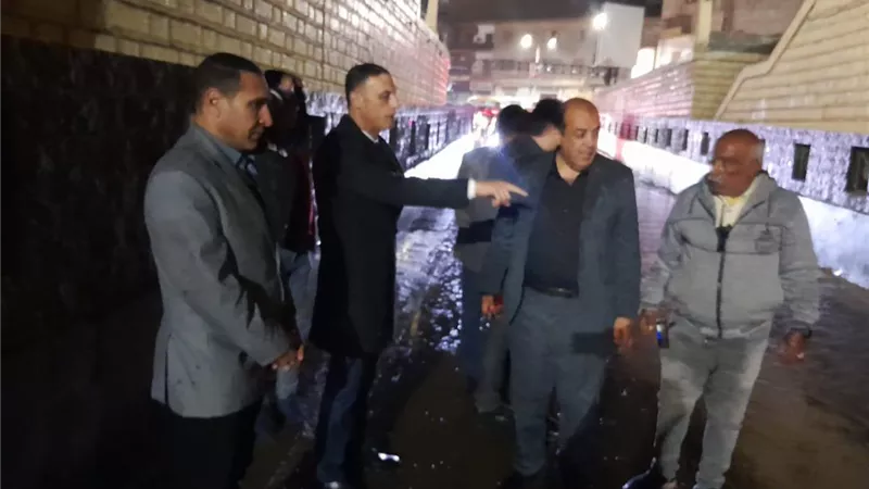 محافظ الغربية يقود جولة ليلية تحت الأمطار لمتابعة سحب المياه بشوارع طنطا