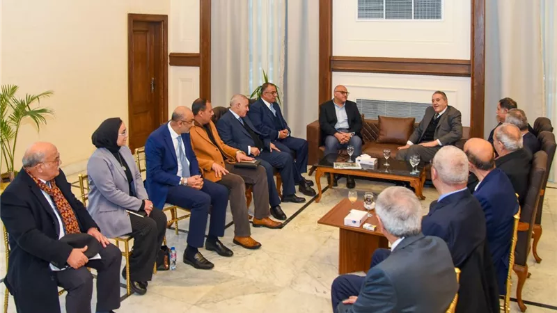 محافظ الإسكندرية يبحث مع الغرفة التجارية سبل دعم التجار وتطوير منطقة المنشية