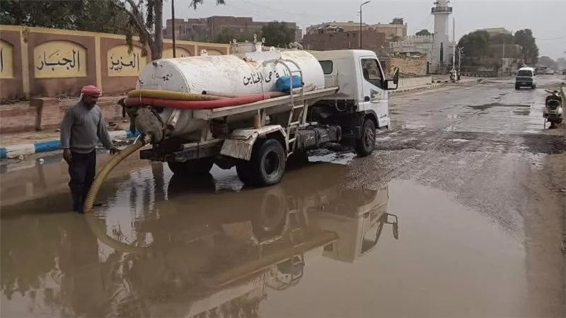 متابعة ميدانية مكثفة لكسح مياه الأمطار بشوارع حي الجناين بالسويس