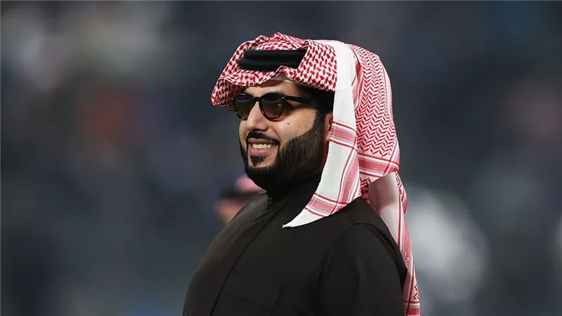 في لافتة غريبة.. تركي آل الشيخ يخطأ في اسم عمرو دياب 