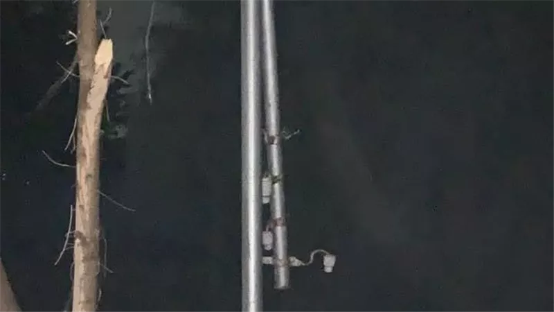 بسبب الطقس السيء بالمنوفية..عمود ينقسم نصفين فى قرية دبركي