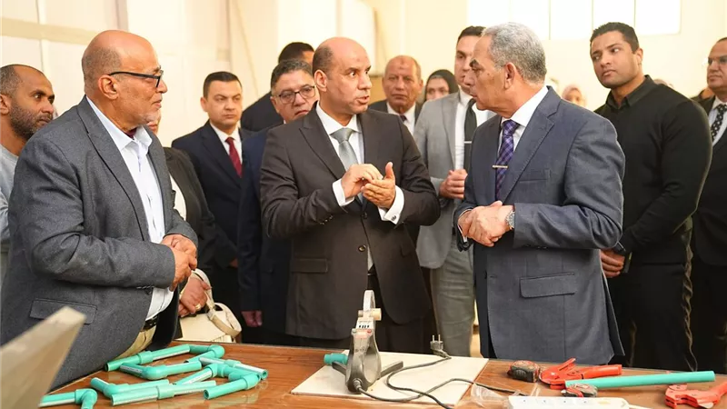 وزير العمل يسلم عقوداً لذوي الهمم ويتفقد مراكز التدريب بالإسماعيلية