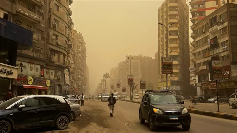 بعد تحذيرات الأرصاد.. عاصفة رملية قوية تضرب أحياء الجيزة |صور