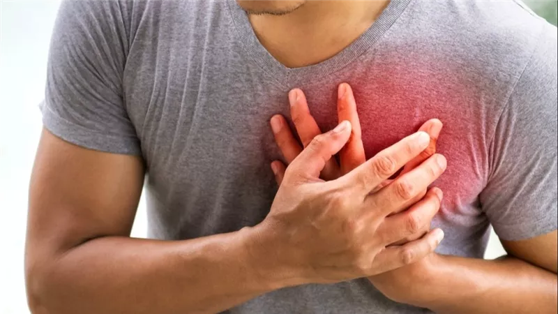 ضربات قلبك بتزيد بليل .. لماذا يتسارع نبضات قلبك عند الاستلقاء فجأة ؟
