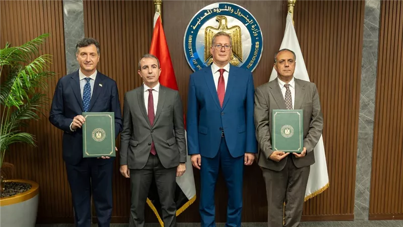 لتعظيم العائد.. البترول توقع اتفاقية هامةمع إيني للاستكشاف في شمال بورسعيد