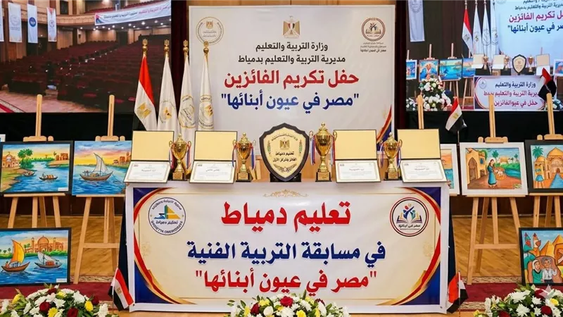 رئيس جامعة دمياط يشهد مناقشة رسالة دكتوراه بكلية الحقوق 