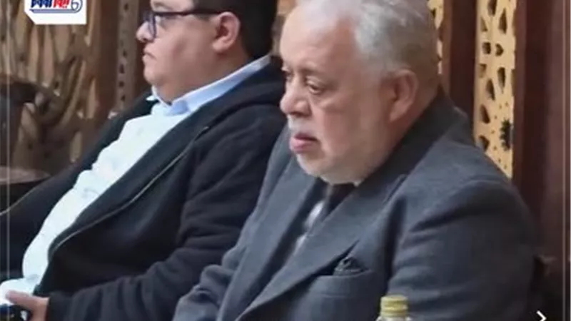 أول الحاضرين.. أشرف زكي يقدم واجب العزاء لأسرة المخرج الراحل طارق سعيد