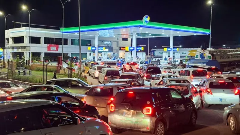باكستان ترفع أسعار الوقود للمرة الثانية خلال شهر بسبب حرب إيران