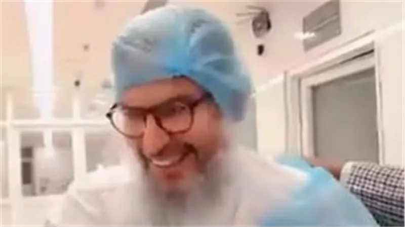 طبيب سعودي يهب حياته لإعادة النور للأبصار.. 36 عاما من العطاء المجاني حول العالم
