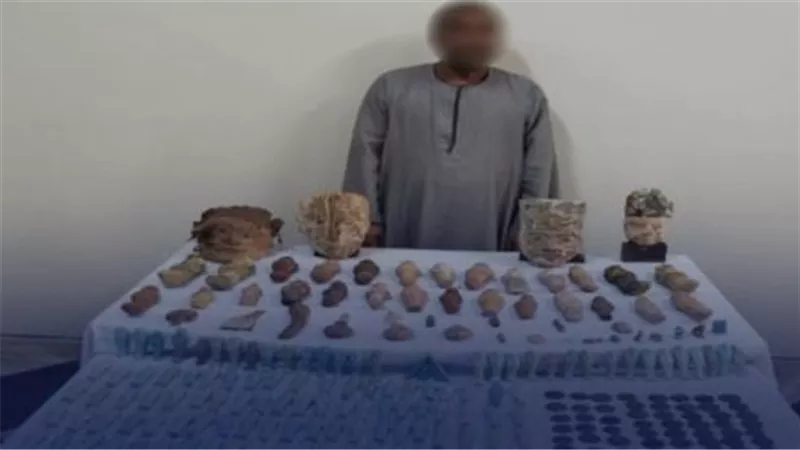 كنز في قبضة الأمن.. القبض على تاجر آثار بحوزته 277 قطعة نادرة بالمنيا