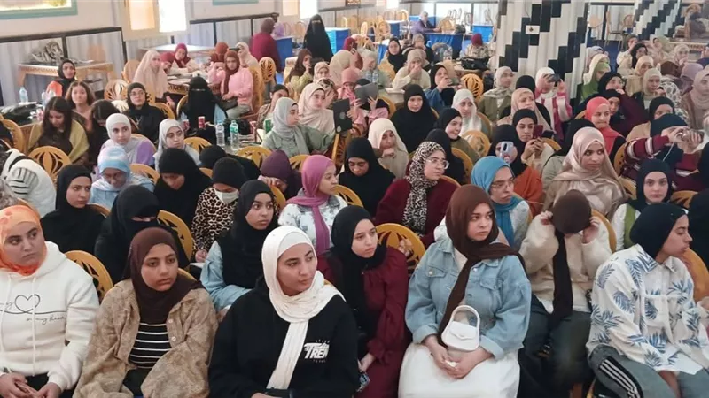 بحضور أكثر من 5 آلاف طالب وطالبة.. محافظ أسيوط يعلن انطلاق القوافل التنويرية