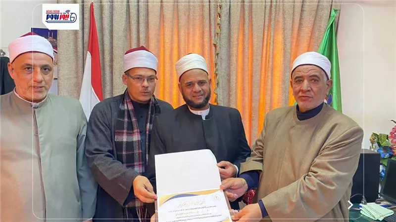 مدير أوقاف الفيوم يكرم الشيخ ربيع عبد الله عبدالفتاح تقديرًا لانضباطه الدعوي 