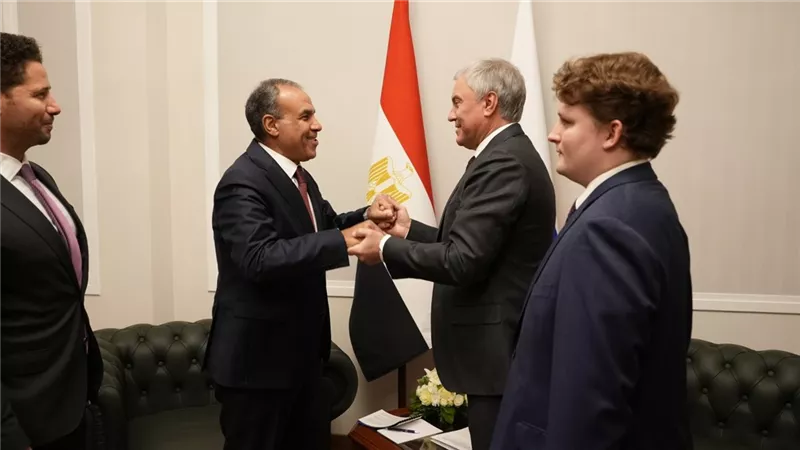 وزير الخارجية يبحث تعزيز التعاون البرلماني مع رئيس الدوما