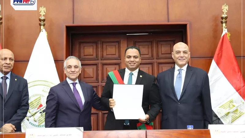 وزير العدل يكرم المستشار أحمد خالد رئيس نيابة التجمع الخامس