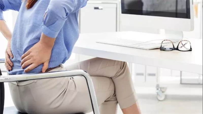 أطباء: آلام الظهر تطارد الشباب مبكرا بسبب نمط الحياة