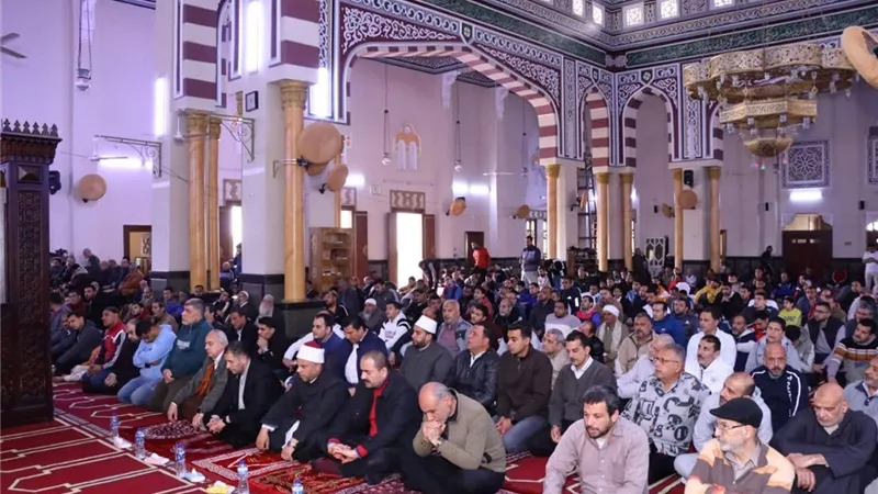 محافظ دمياط يؤدي صلاة الجمعة بمسجد البحر بعد اعادة فتحه واستقبال المصلين